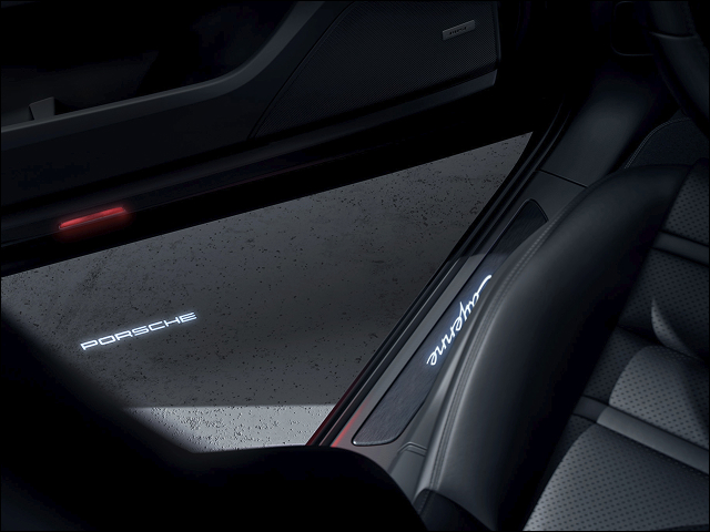 Luces de cortesía LED en las puertas con proyección del logotipo Porsche.
