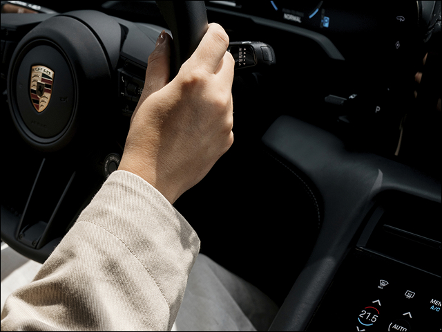 Molduras de acceso delanteras con anagrama <Black Edition> iluminadas.