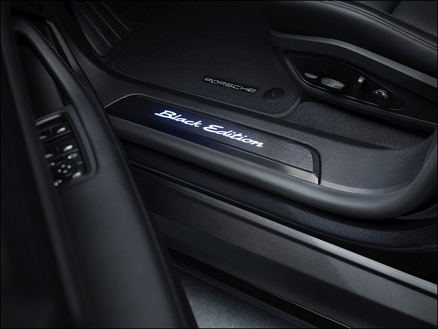 Asientos confort delanteros con ajuste eléctrico de 14 posiciones y paquete de memoria. 